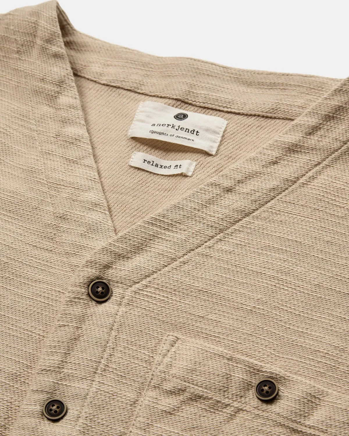 AKDAN S/S V-NECK SHIRT - Brown Rice