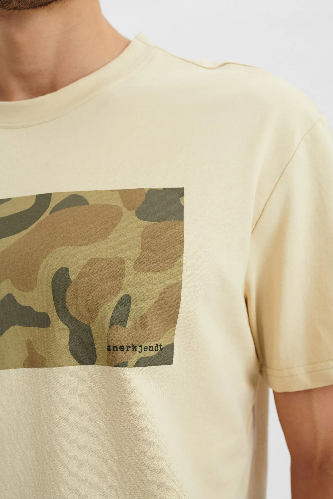 AKKIKKI CAMOU PRINT TEE - Brown Rice