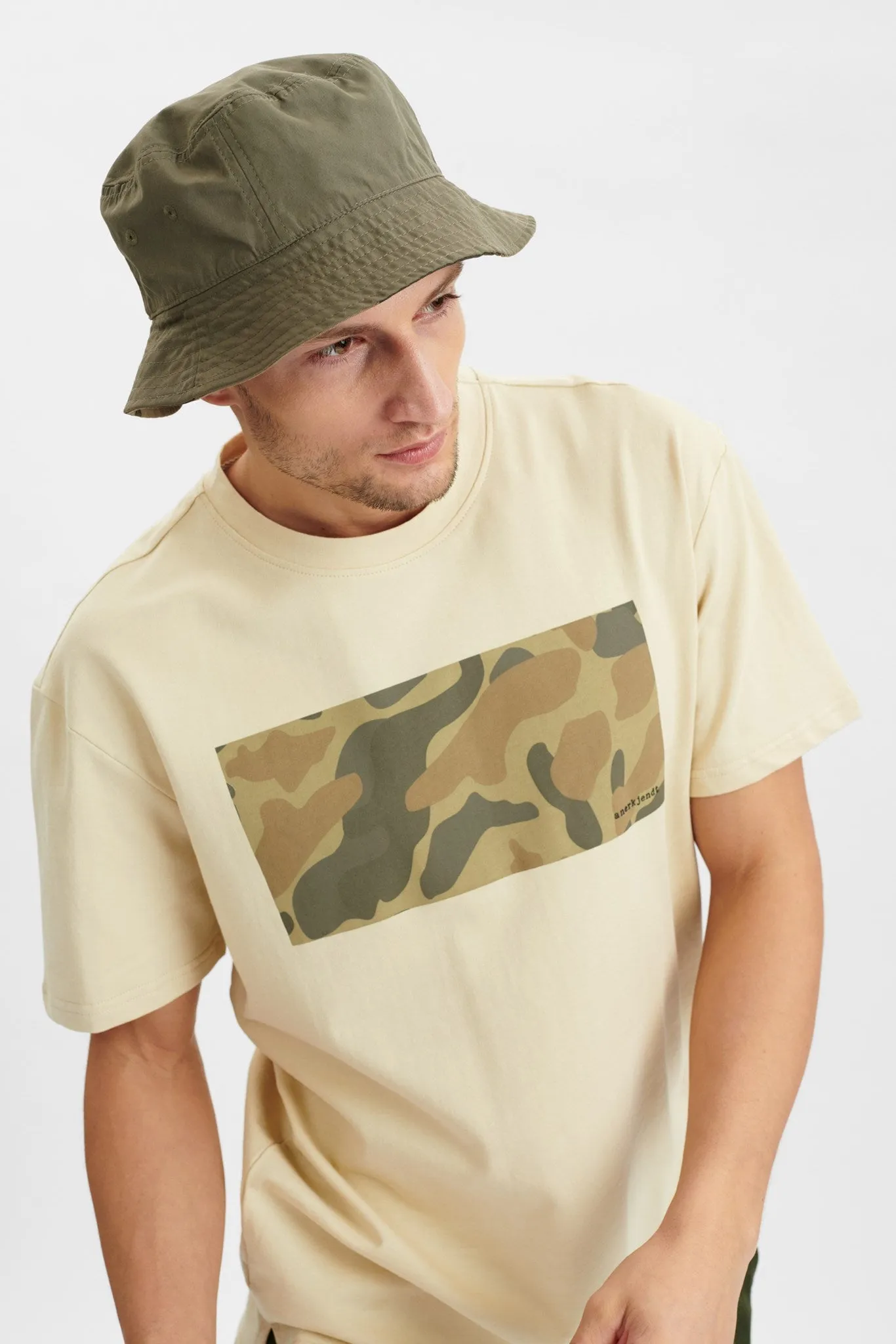 AKKIKKI CAMOU PRINT TEE - Brown Rice