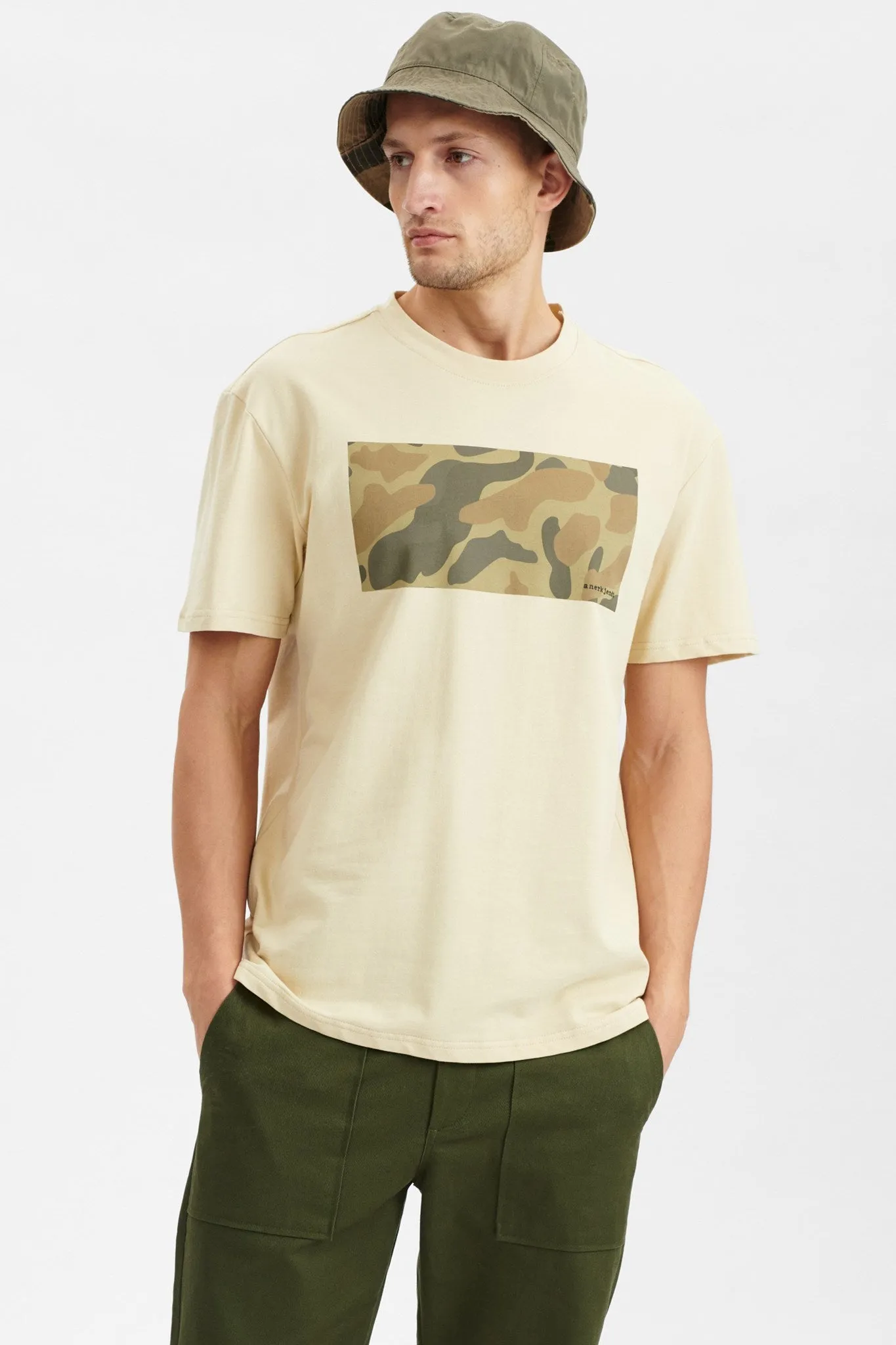 AKKIKKI CAMOU PRINT TEE - Brown Rice