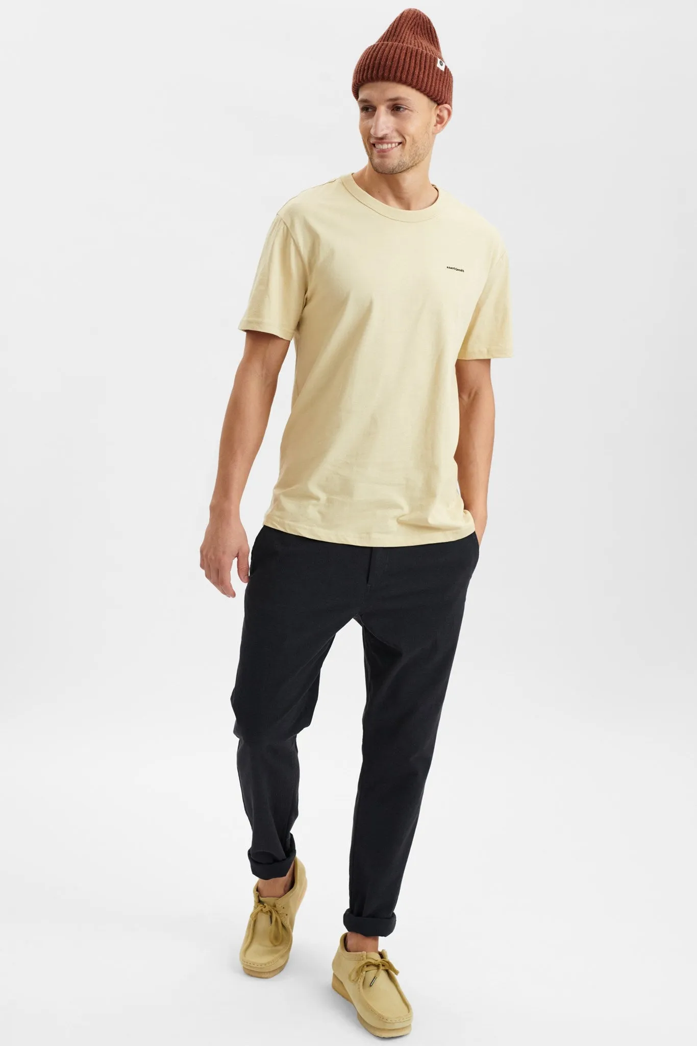 AKKIKKI RUBBER LOGO TEE - Brown Rice
