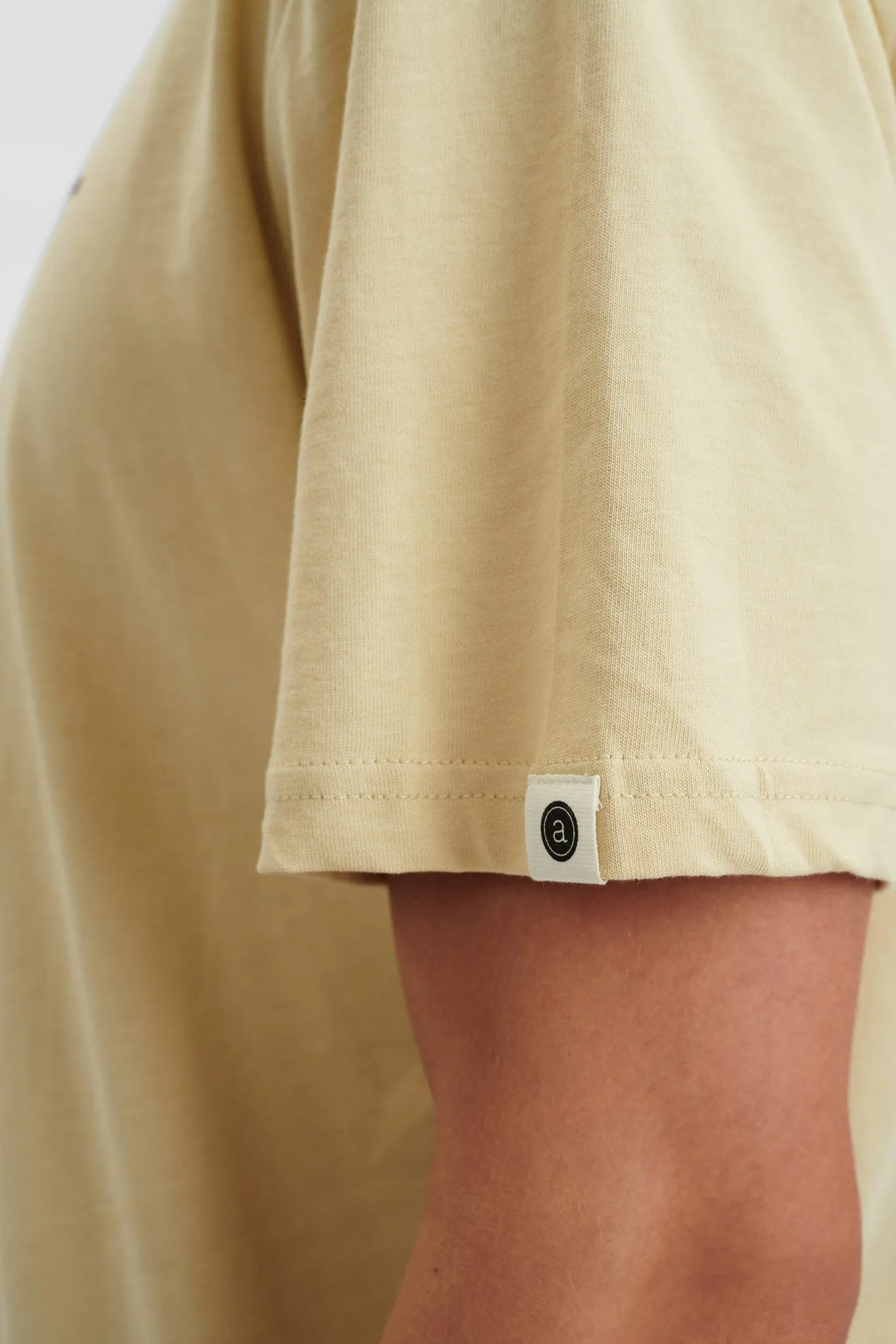 AKKIKKI RUBBER LOGO TEE - Brown Rice