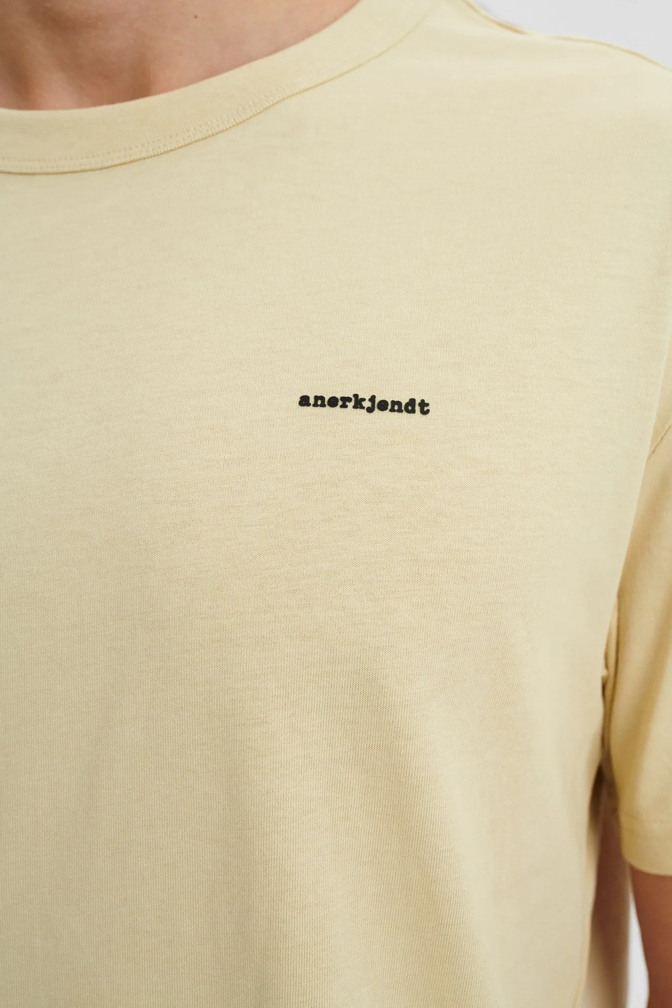 AKKIKKI RUBBER LOGO TEE - Brown Rice