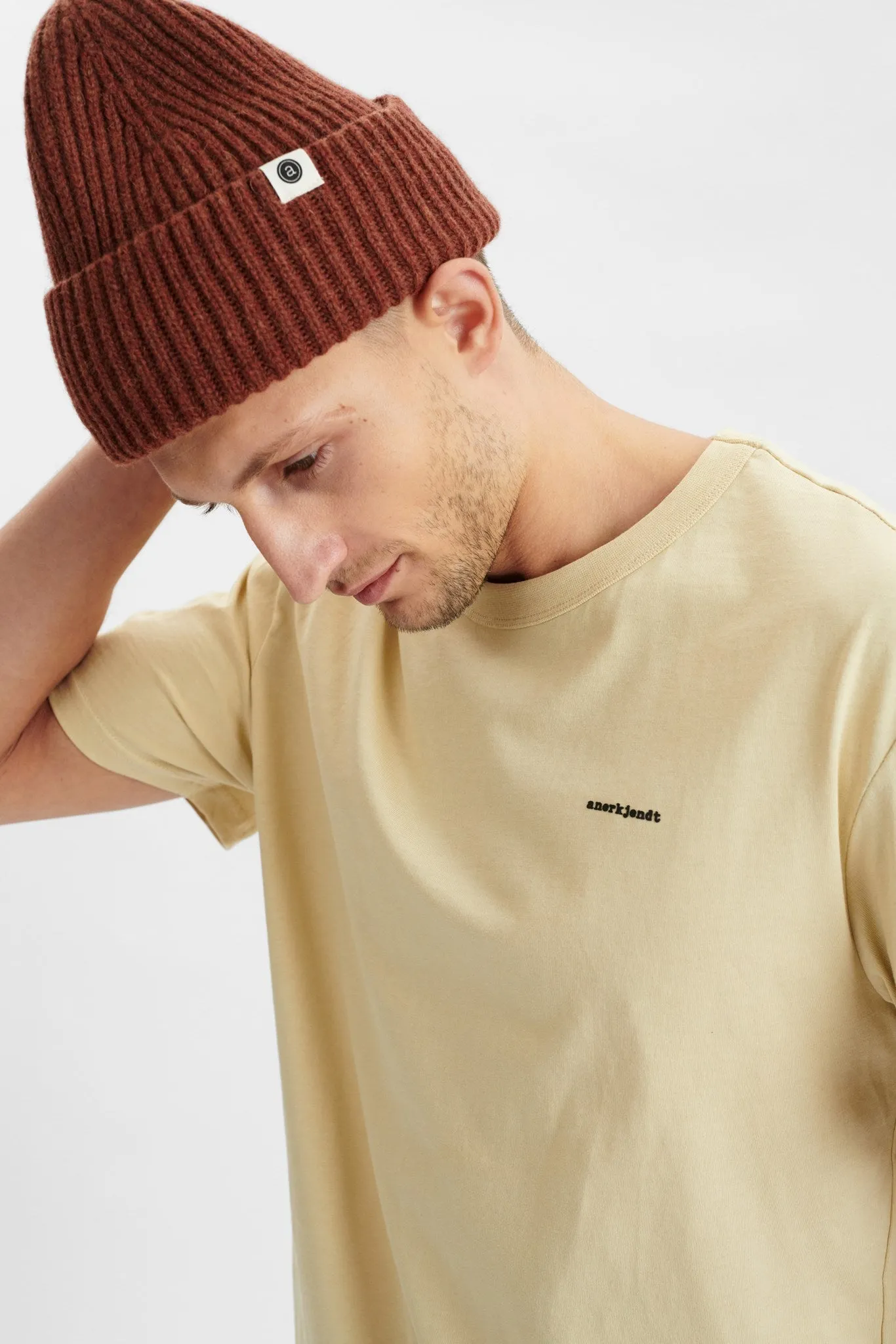 AKKIKKI RUBBER LOGO TEE - Brown Rice