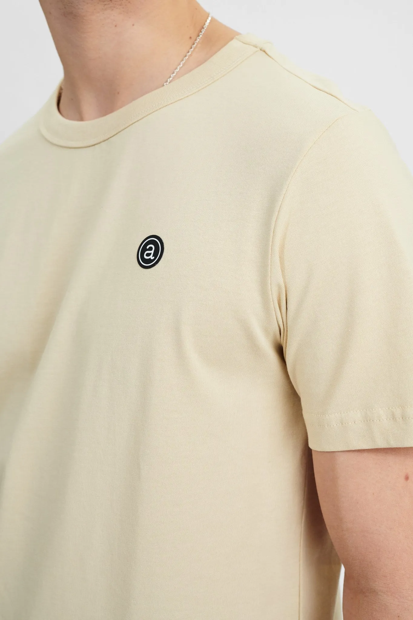 AKROD NOOS TEE - Brown Rice